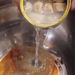 帆立缶の汁もうまみがあるので、マリネ液に加える