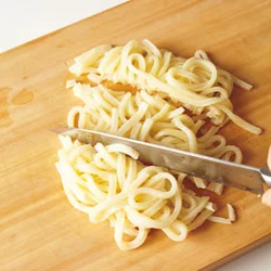 うどんは3等分に切って短くする！