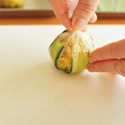 ラップをねじって茶きん絞りにし、形を丸くする