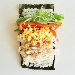 のりの周囲を少しあけてすし飯、具をのせる