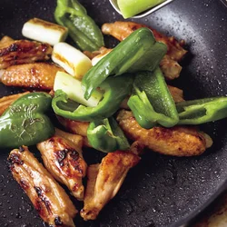 野菜、肉を順に焼き、仕上げに合わせる