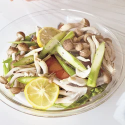 鮭に野菜をのせて、電子レンジへ