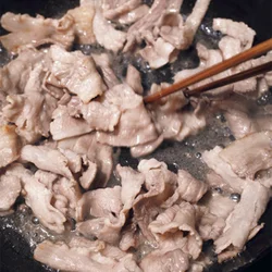 豚肉は焼いて、バラのうまみのある脂を引き出す