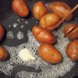 豚肉から出た脂も新じゃがにからめ、風味たっぷりに