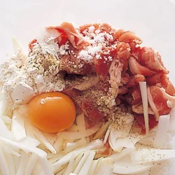 本来はころもに使う卵、パン粉、小麦粉も混ぜ込んで、かさを増やす。玉ねぎもたっぷり。