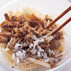 肉は炒めてカリッとさせてから、じゃがいものせん切りに混ぜて味出しに。食べたときの食感もよい。