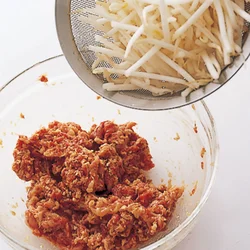下味をつけた肉に、たっぷりのもやしを混ぜて増量。混ぜるときはもやしをポキポキ折りながらもみ込む。