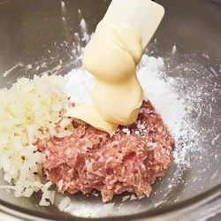 卵と油の効果で食材をやわらかく。調味のほか、炒め油代わりにも。