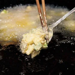 スプーンですくって箸で形を整えてから油の中にそっと落とす