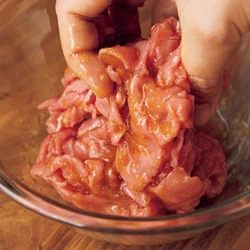 玉ねぎの酵素の働きで肉がやわらかに。油なしでも大満足。