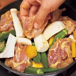 使う油は肉にからめた少量だけ。肉のうまみを野菜に移します。