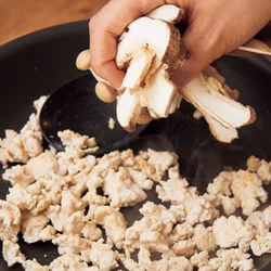 低カロリーで食物繊維豊富なきのこでかさ増しを。
