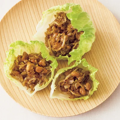 納豆と玉ねぎ炒めレタス包み