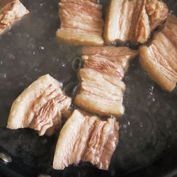 下ゆでして肉の繊維をほぐすことで、たれがよくしみる