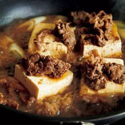 うまみを含んだ煮汁を豆腐にかけながら煮て