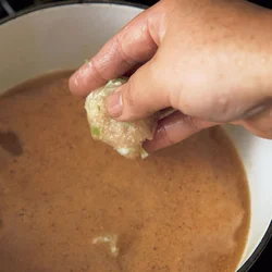 肉だねは煮立った煮汁に入れて素早くうまみを閉じ込める