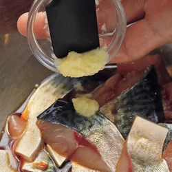 下味にしょうがを加え、さばの臭みをやわらげる