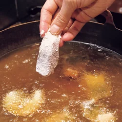 片栗粉をまんべんなくつけて揚げると、甘酢あんがからみやすく、よりおいしい。