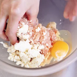 ひき肉におからを合わせて、ボリュームと食物繊維量をアップ。おからはくせがなく、仕上がりもしっとり。