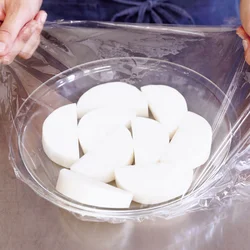大根はあらかじめ電子レンジで加熱しておく。早く煮上がるし、味もしみこみやすくなる。