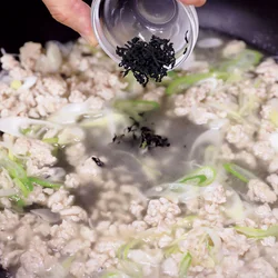 梅みそあんにはひじきを加えて食物繊維量をアップ。さっと洗い、水でもどさずそのまま加えてOK。