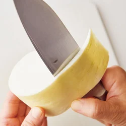 皮はあえて厚めにむくと、歯ごたえがよくなる