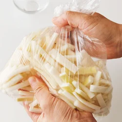 ポリ袋に入れて塩を加え、軽くもむ
