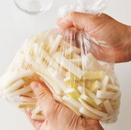 ポリ袋に入れて塩を加え、軽くもむ