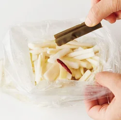 昆布と調味料を加えてさらにもみ、そのまま冷蔵庫へ