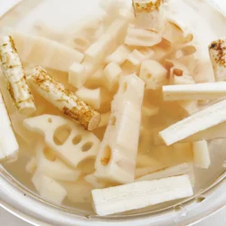 水に約10分さらすとアクが抜け、白くきれいに仕上がる