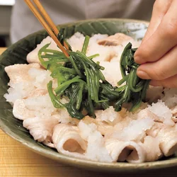 ゆでた豚肉と大根おろしと盛ってボリュームアップ