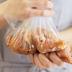 下味をとり肉にもみ込むだけ！　漬け込み時間が必要ないので、短時間でパパッと作れて便利ですよ。