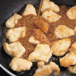 淡泊なとりむね肉は、しっかり味にして満足感のあるおいしさに！　粉をまぶして焼くことで、食感もやわらか。