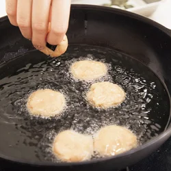 少ない油で揚げられるので、準備も片づけもラクチン。揚げものをあまり作らない人にも、ぜひ作ってほしいメニューです。