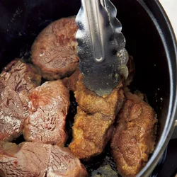 肉をこんがり焼くとうまみが閉じ込められ、アクも出にくくなる。