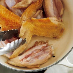 手羽先は裏面に骨に沿って1本切り目を入れておくと食べやすくなる。