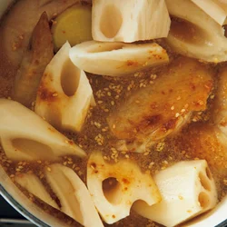 れんこんは最後の10分で加えることで、食感よく仕上がる。