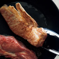 肉をこんがり焼くと脂が出てくるので、拭いてから残りの材料を入れて。