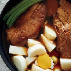 材料が煮汁につからなくても落としぶたをするので、煮汁がいきわたる。