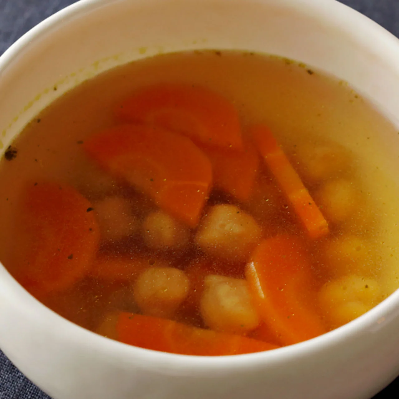 にんじんとひよこ豆のコンソメスープ