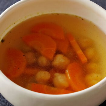 にんじんとひよこ豆のコンソメスープ