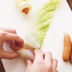 巻きやすいよう、厚い軸はそぎ切りに。その切れ端と小さい葉の部分も一緒に巻き込んで。