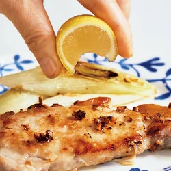 レモンをしぼって食べる