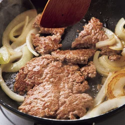 ひき肉だからってぽろぽろにする必要はなし。大きく割ればうまみたっぷり、食べごたえのあるゴロゴロそぼろが作れますよ。