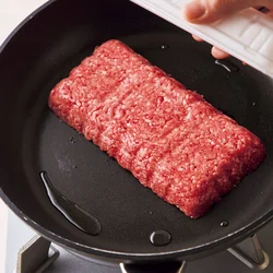 パックの中で下味をつけて軽く押さえ、そのままフライパンへイン！　あとは焼くだけなのに、見栄えのいいメニューができ上がり。
