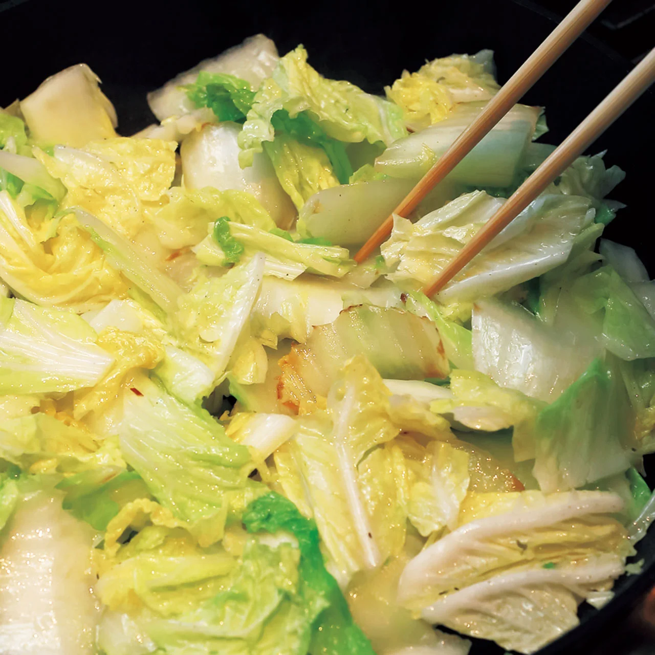 白菜はしんなりするまで炒め、だしとからみやすくする