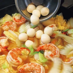 野菜は白菜だけ。加えるのはえびとうずらの卵