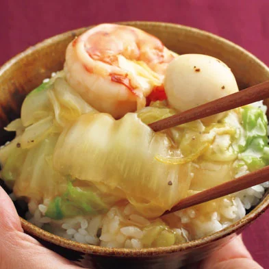 ご飯にのせれば、このとおり。白菜のうま煮丼のでき上がり！