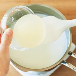 牛乳を火から下ろしてからゼラチンを加える。豆乳は分離しやすいので、あとから加えてよく混ぜて。