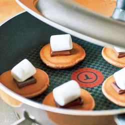 チョコとマシュマロをのせたらふたをして蒸し焼きに。加熱し過ぎないよう火加減と時間に注意して。